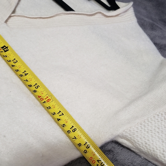 Saks Fifth Avenue Cashmere Short Sleeve V-neck Sweater - Picture 10 of 14